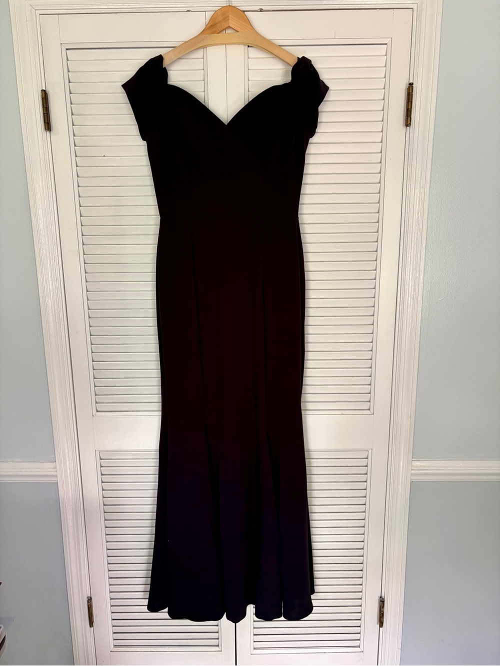Off-Shoulder Black Maxi Dress with Sweetheart Neckline